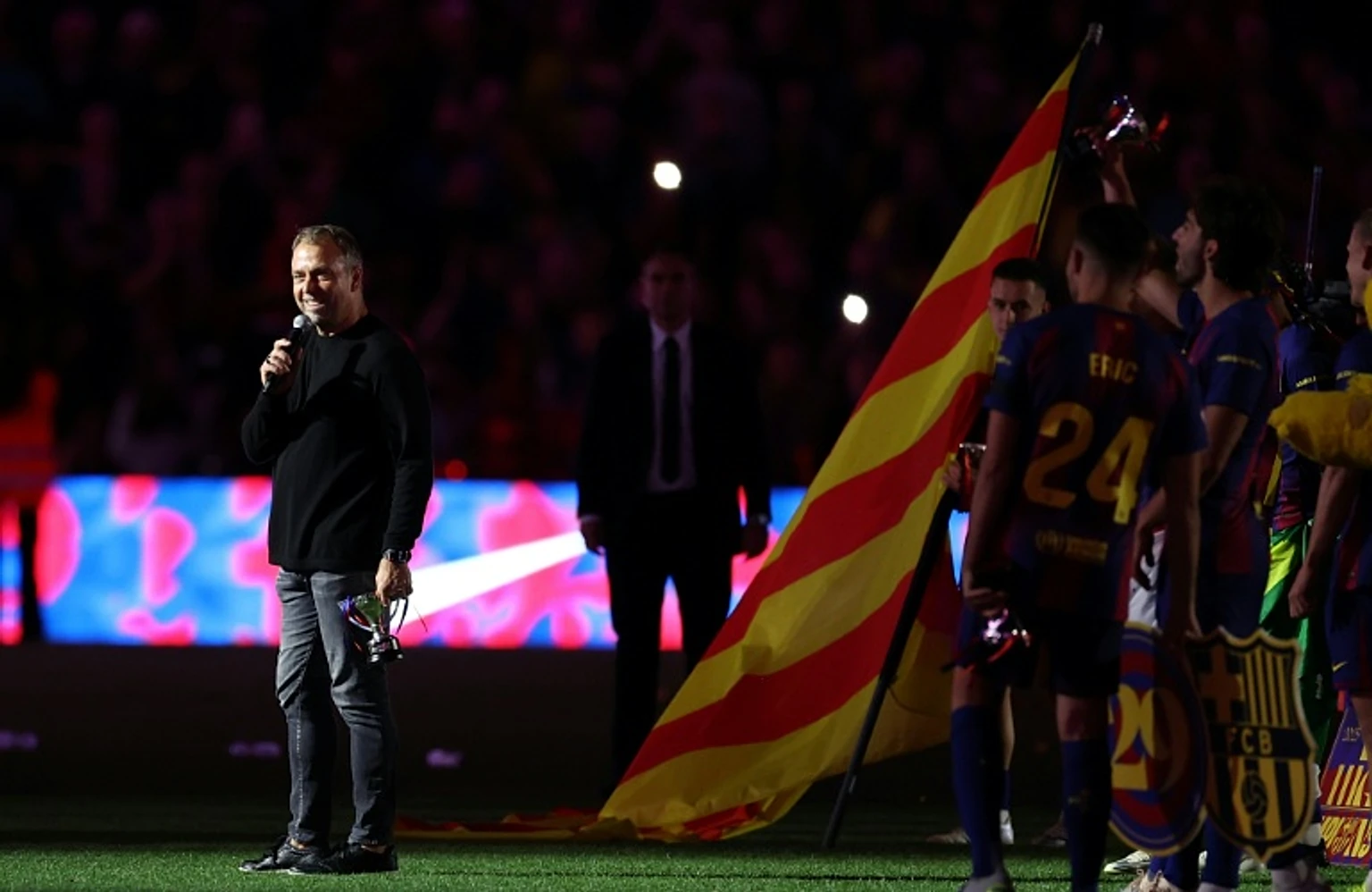 Flick extends contract with Barcelona
