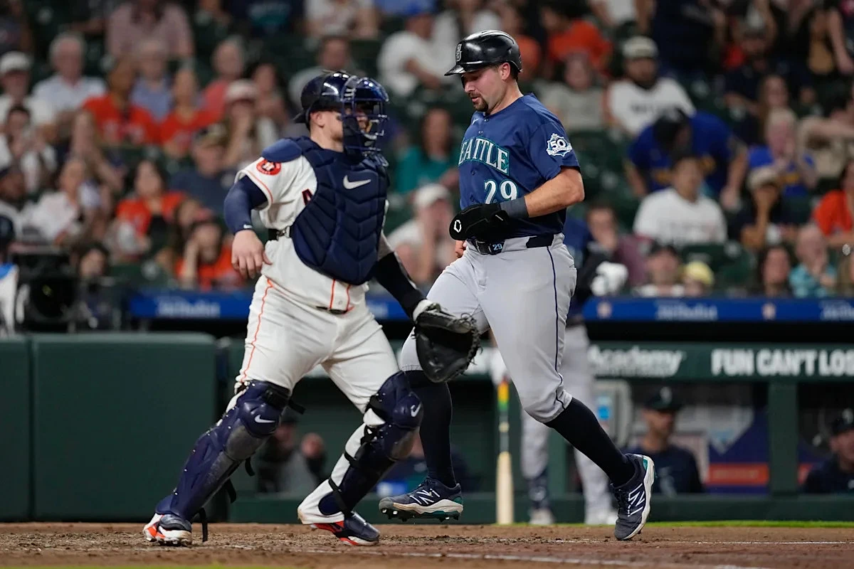 Cal Raleigh snaps 0-for-38 skid with a single vs the Astros