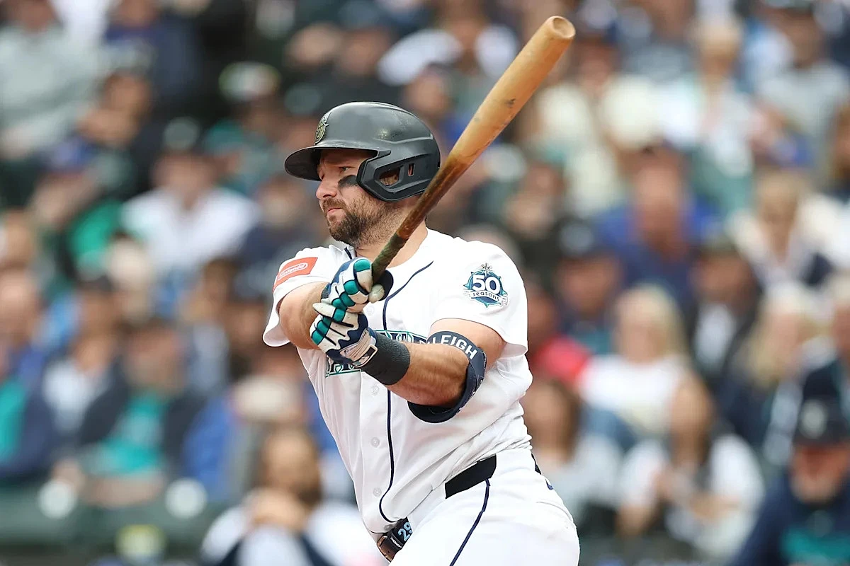 Mariners' Cal Raleigh ends hitless streak with unconventional approach
