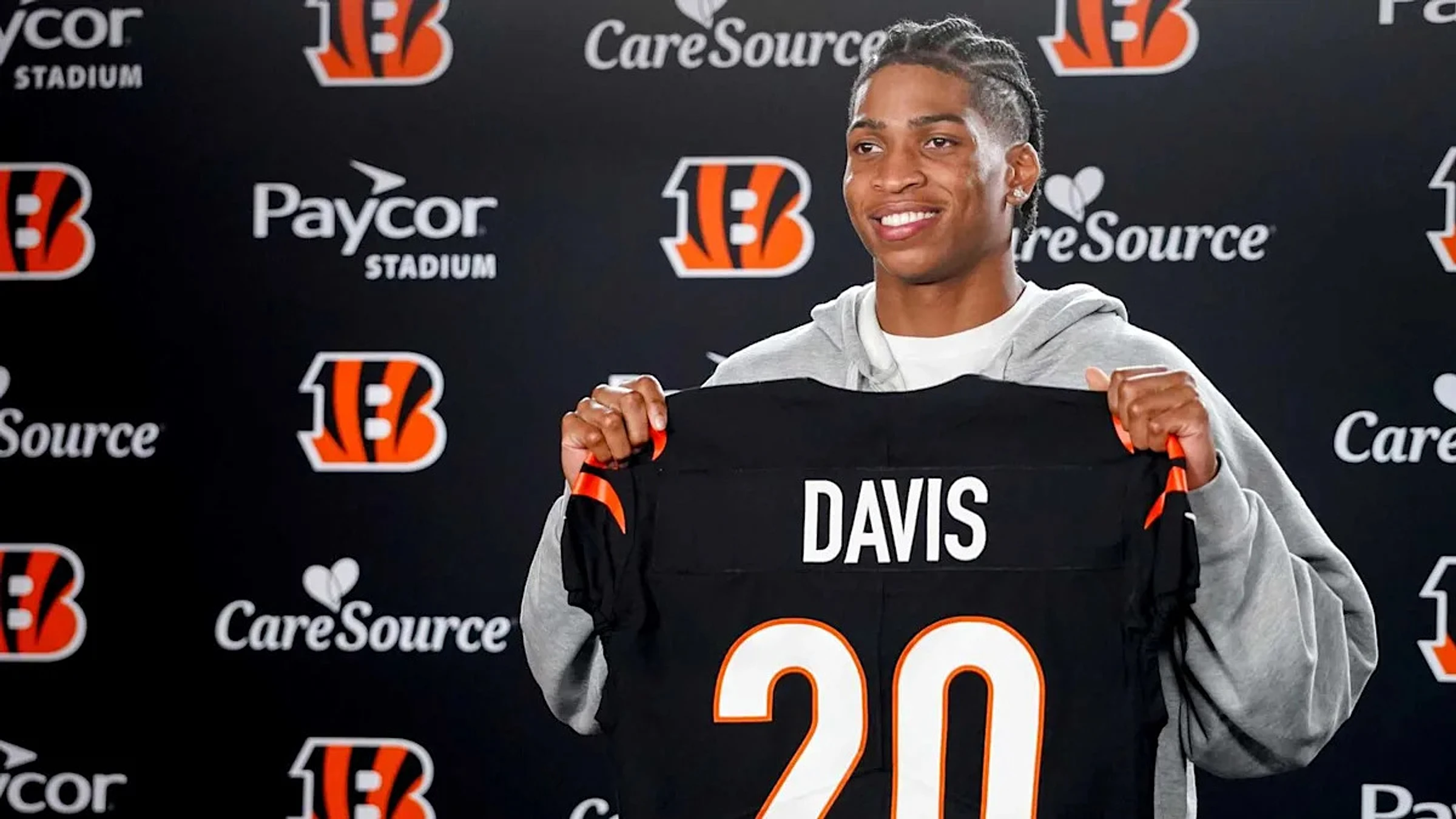 Bengals sign third-rounder Tacario Davis