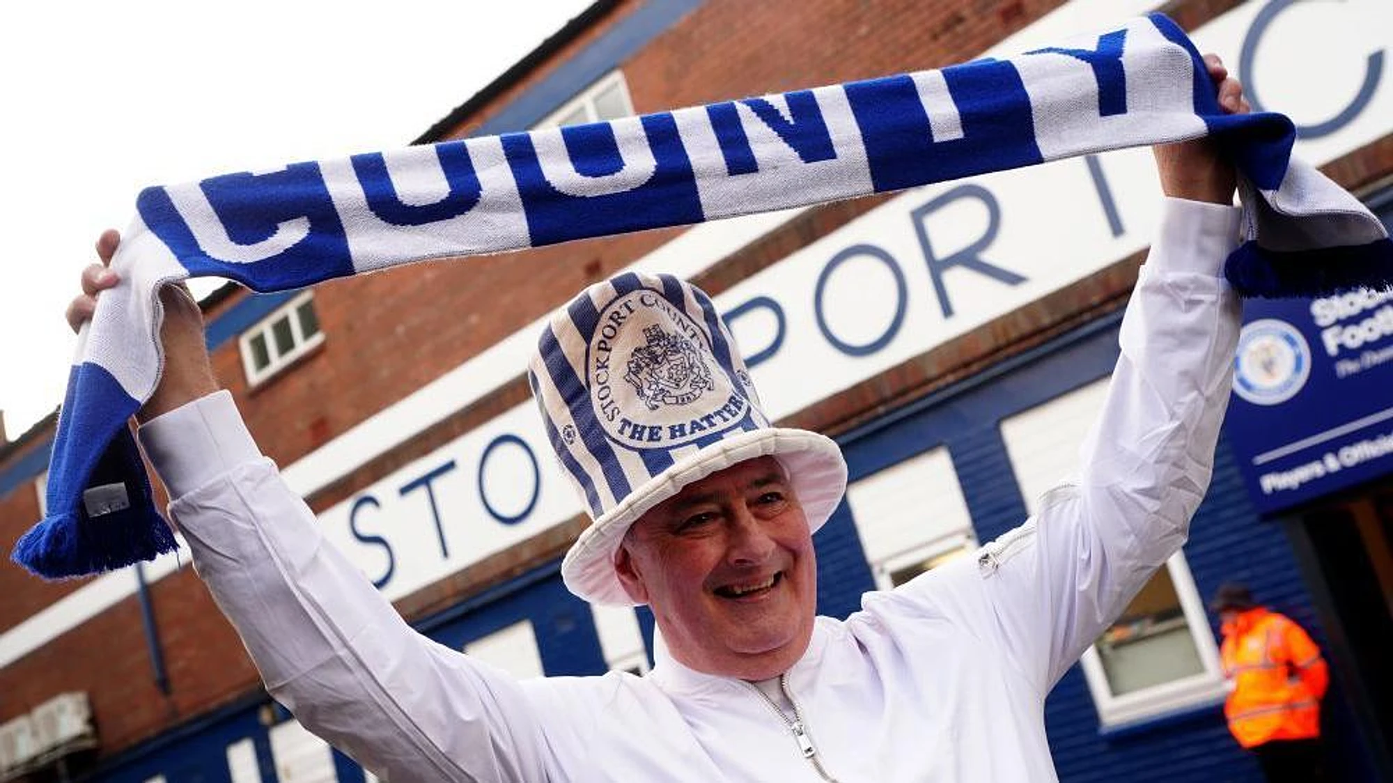 League One play-offs: Stockport take slender lead over Stevenage into second leg