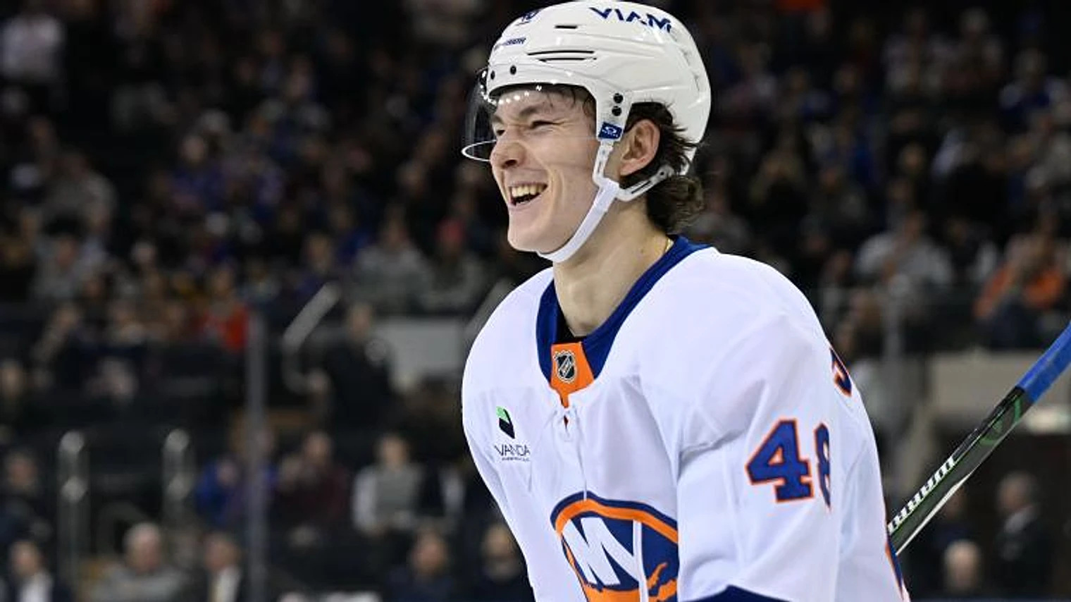 Matthew Schaefer wins Calder Memorial Trophy in emotional moment