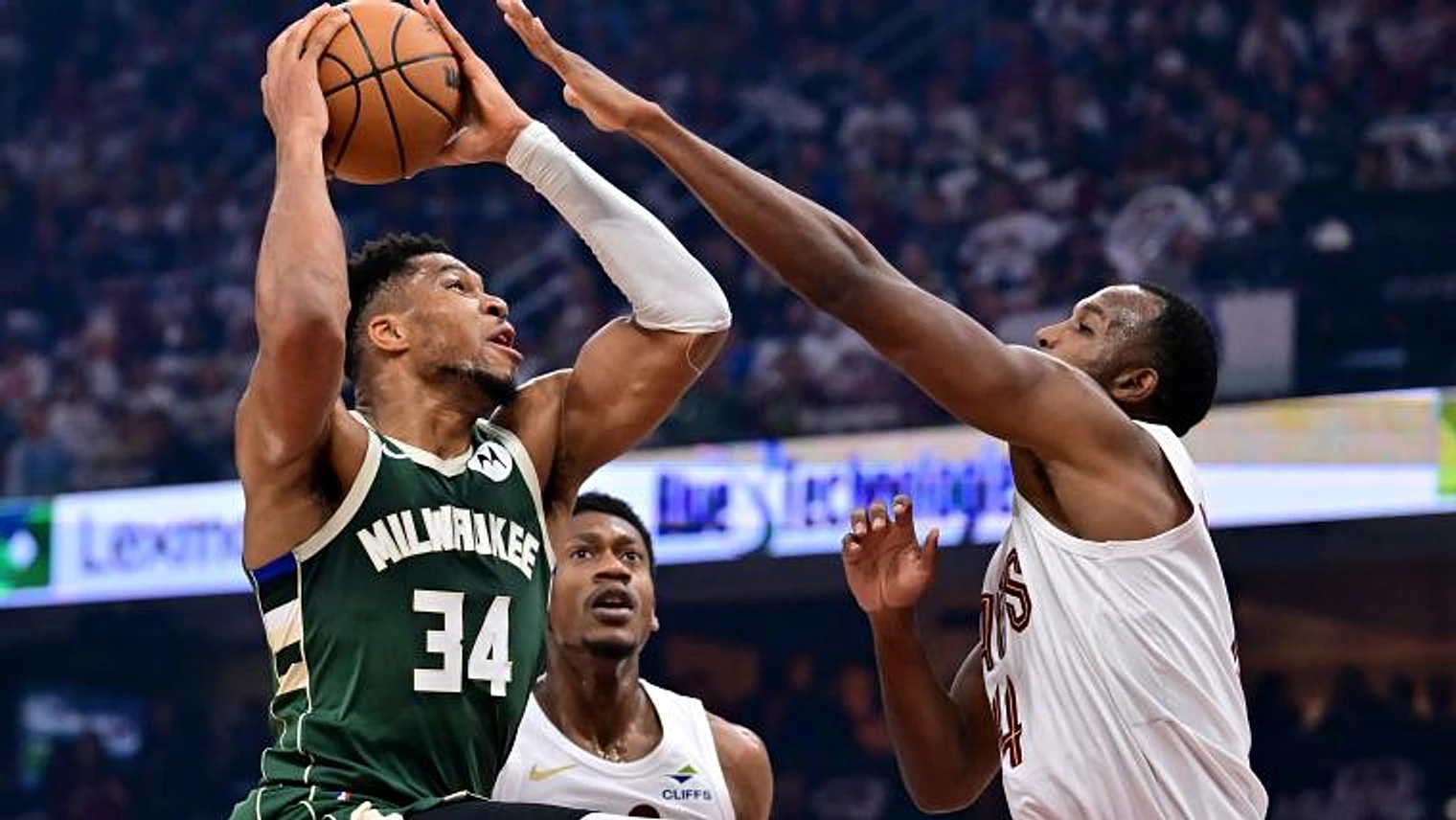 Bucks predicted to cut ties with Giannis Antetokounmpo, acquire aging $110 million Warriors star