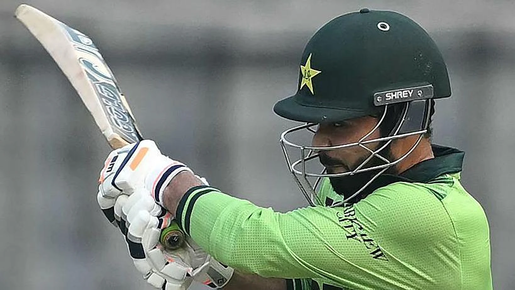 Yorkshire sign Ashraf to replace injured Sutherland