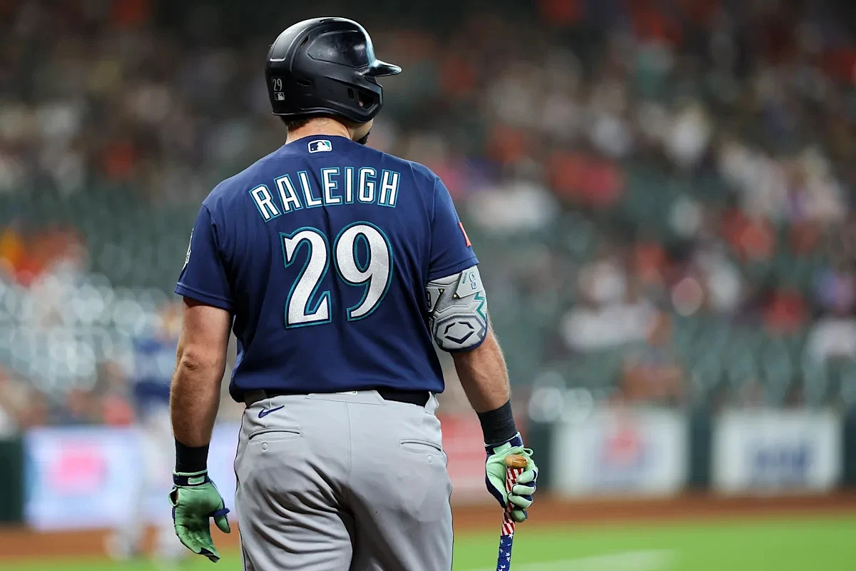 Mariners star Cal Raleigh heading to injured list for first time in his career due to oblique strain