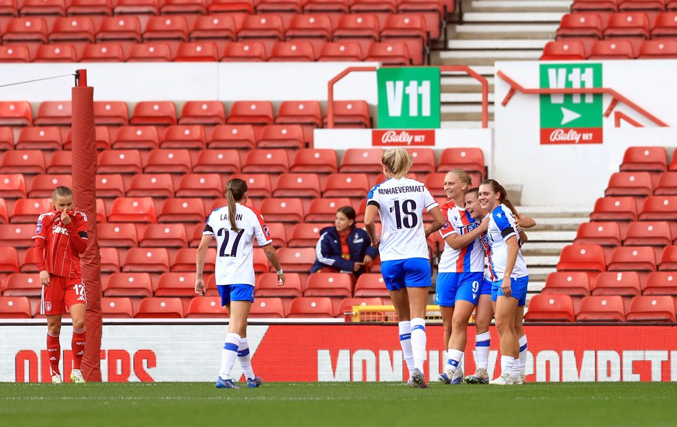 Crystal Palace winger Sharpe signs new deal