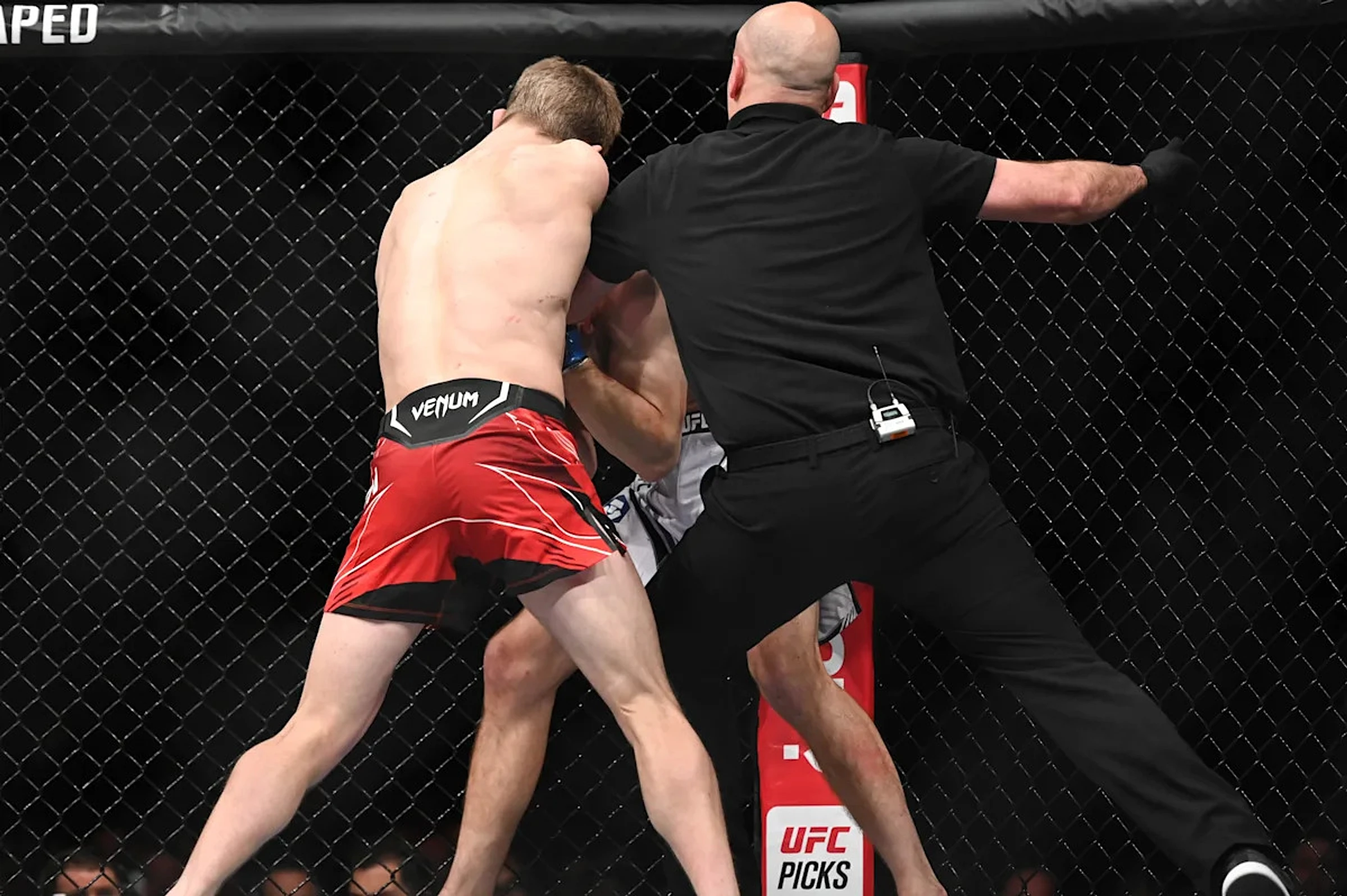 UFC full fight video: Arnold Allen breezes through Dan Hooker in London