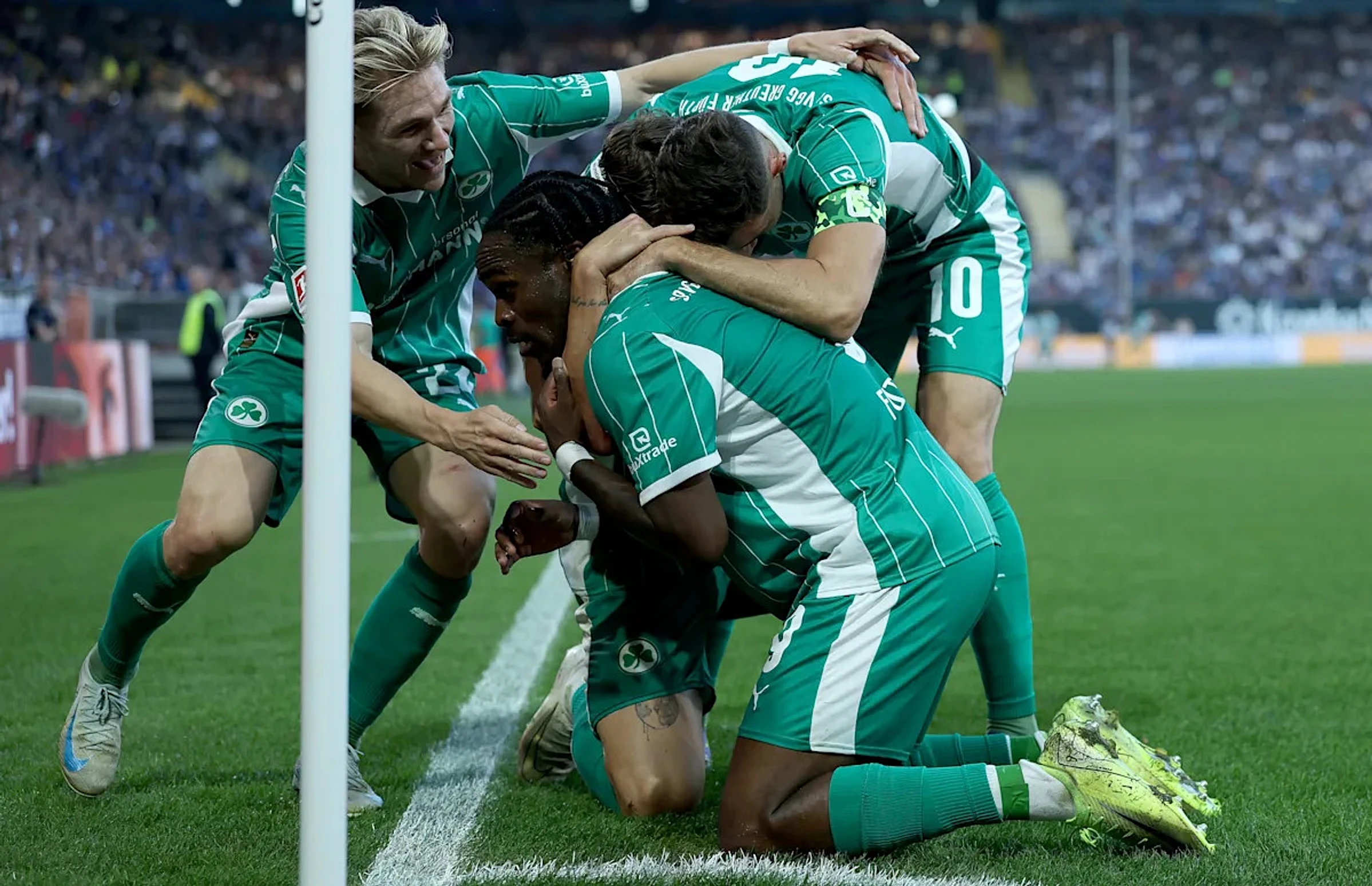 Germany's strongest back? This pro carries his team alone