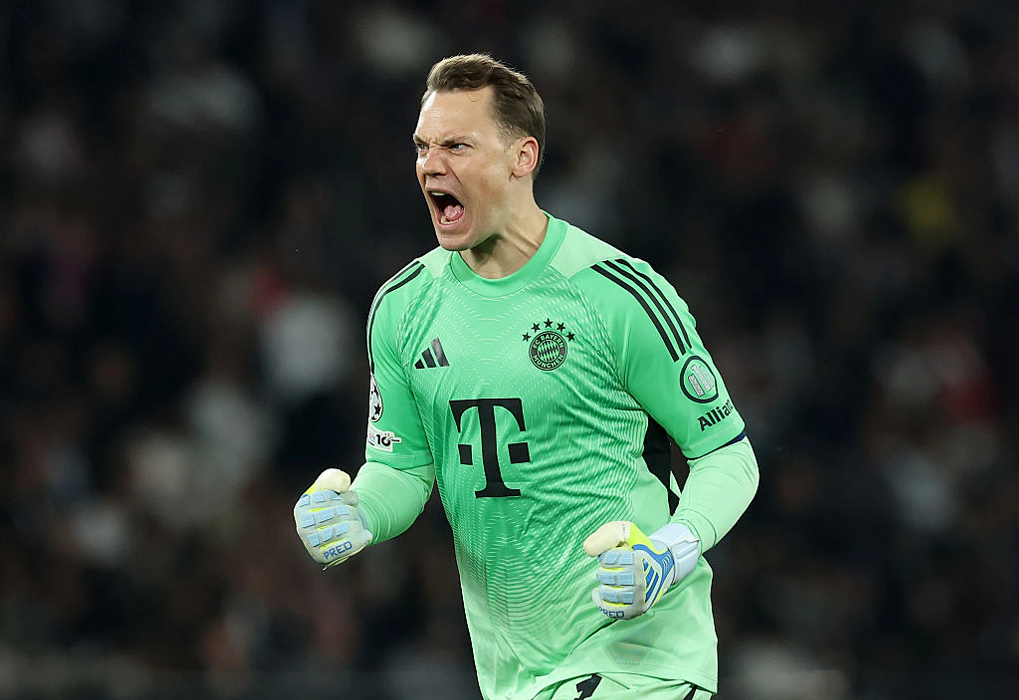 π¨ Neuer extends with Bayern for one more season