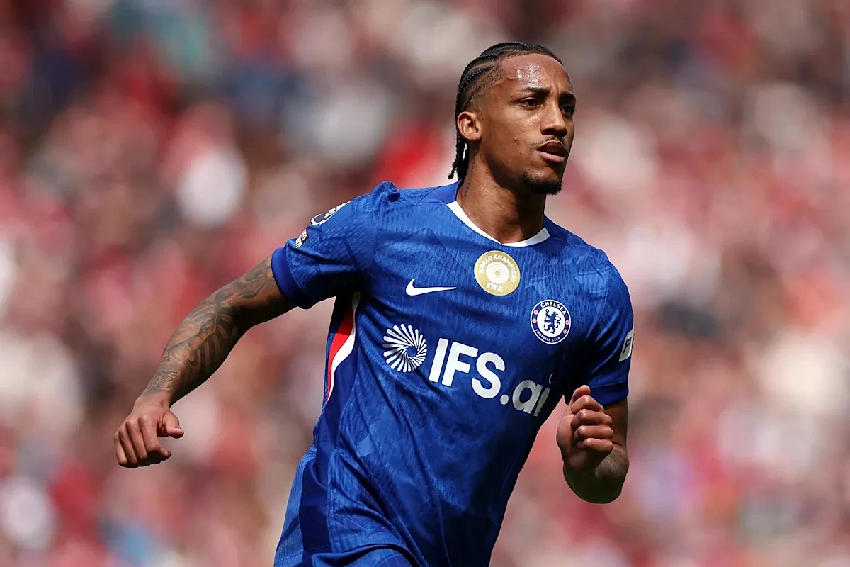 Deco heads to London for talks with Joao Pedro’s agent about summer Barcelona transfer