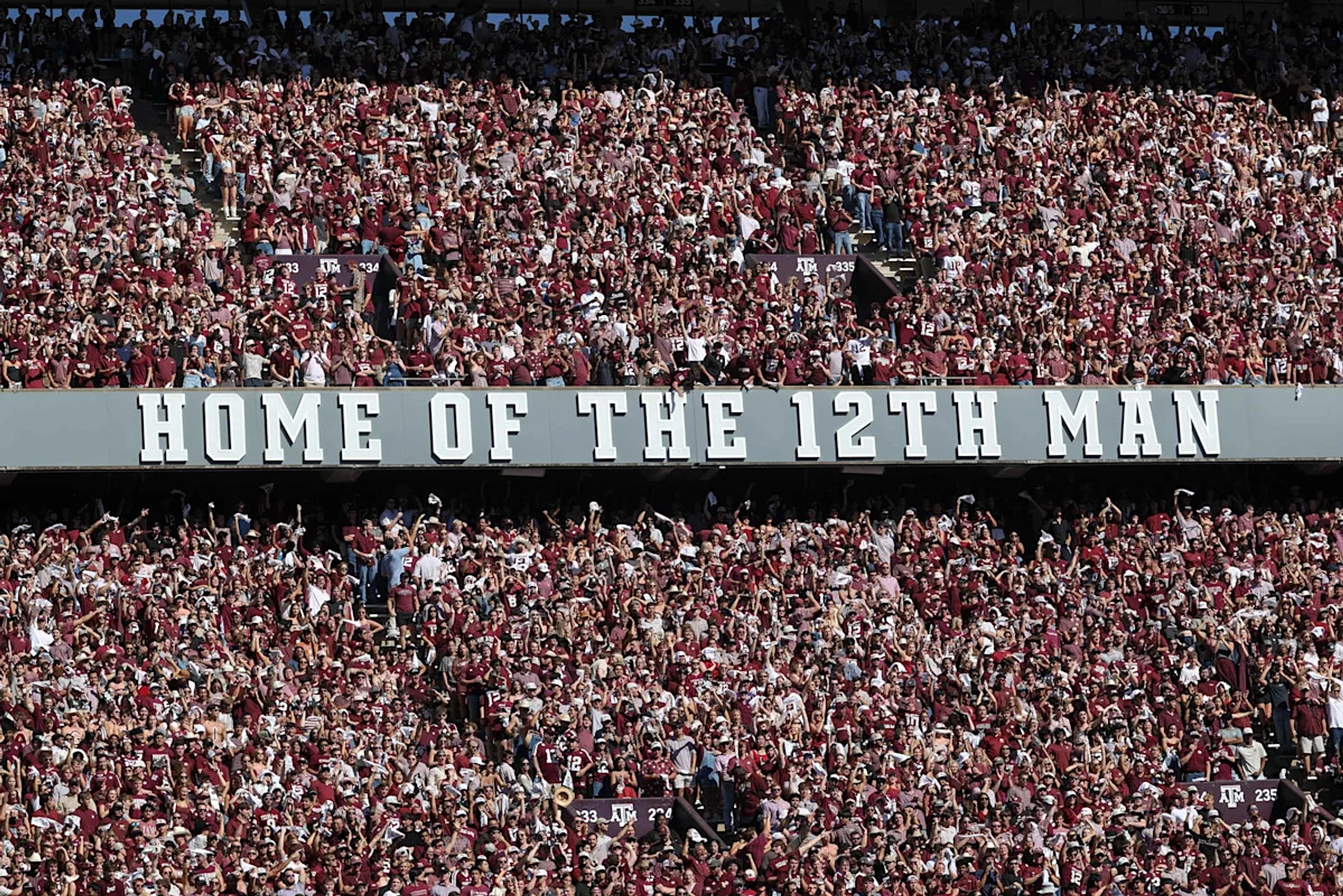 Watch 2027 5-star OL's epic commitment announcement to Texas A&M