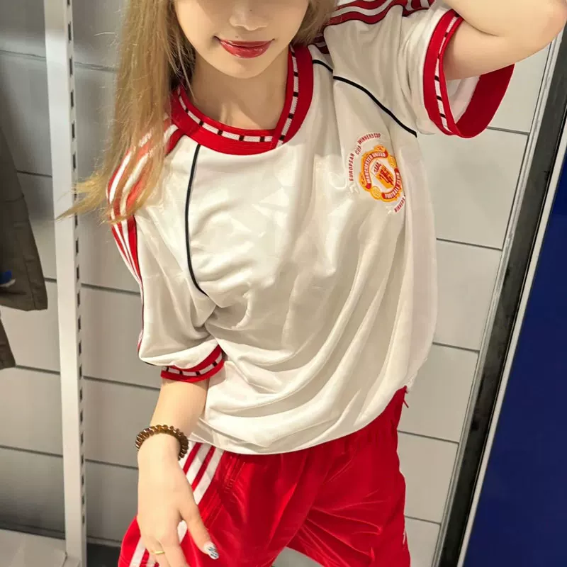 Manchester United Classic Retro Football Jersey - Short/Long Sleeve Customizable detail 11